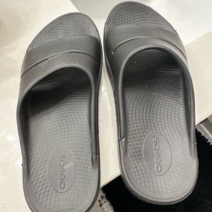 Oofos size 9 (40)